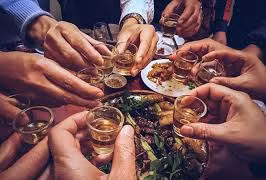 Đi xe ra đường, dù là ô tô, xe máy hay xe đạp điện, khi trong máu, hơi thở có nồng độ cồn, đều bị cấm tiệt.