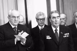 Lãnhtụ Liên Xô Brezhnev giữ kỷ lục về nhận huân, huy chương các loại, trong đó có cả huy hiệu "50 năm tuổi đảng", thẻ hội viên Hội Nhà báo Liên Xô.