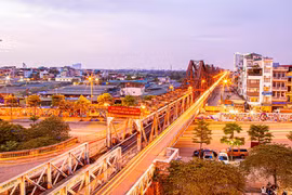 Dừng tàu: có đúng là “do thiếu tiền lương…”, hay đơn thuần “Có chi vương víu trong hơi máy/Mấy chiếc toa đầy nặng khổ đau”?