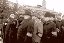 Ban Lãnh đạo Liên Xô trong lễ trang Stalin (Ảnh: Tư liệu)