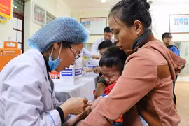 Nhân viên y tế lấy máu xét nghiệm cho các cháu