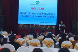 Bà Nguyễn Thị Lệ Thủy, Phó Chủ tịch Hội liên hiệp phụ nữ tỉnh Vĩnh Phúc có bài phát biểu về "Phụ nữ với công tác bảo đảm ATTP tỉnh Vĩnh Phúc".