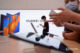 Việc nhiều người Trung Quốc đổ xô đi mua điện thoại cao cấp Huawei khiến mặt hàng này tăng giá chóng mặt. (Ảnh: Reuters)