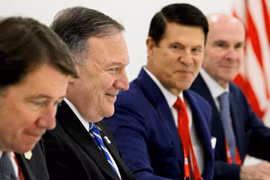 Ông Keith Krach (thứ hai từ phải sang) đóng một vai trò quan trọng trong các nỗ lực của Hoa Kỳ nhằm tăng cường an ninh kinh tế và độc lập với Trung Quốc. (Ảnh: Nikkei Asian Review)