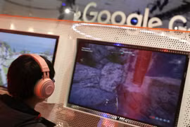 Một người đang chơi trên nền tảng trò chơi Stadia của Google tại một gian hàng trong Hội nghị Nhà phát triển trò chơi GDC 2019. Ảnh: CNBC