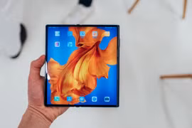 Điện thoại màn hình gập Huawei Mate X. (Ảnh: cnTechPost)
