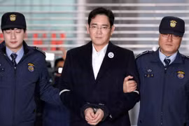 Ông Lee Jae-yong có mặt trong phiên xét xử ngày 18/1 và đã bị bắt giam ngay sau khi bản án được tuyên. Ảnh: Yahoo