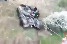 Ukraine đăng tải video UAV tự sát tấn công xe tăng Nga (Ảnh: The Drive)
