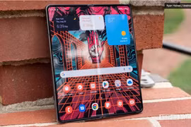 Điện thoại gập liệu có thể thay thế máy tính bảng truyền thống? (Ảnh: Android Authority)