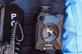 Apple yêu cầu các công nhân ở nhà máy phải đeo camera trên người khi làm việc (Ảnh: Phone Arena)