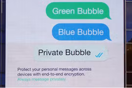 Mark Zuckerberg tiếp tục "cà khịa" Apple, nói rằng iMessage kém an toàn hơn WhatsApp (Ảnh: Tech Spot)