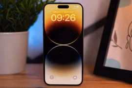 Những rủi ro khi thay màn hình iPhone 14 không chính hãng (Ảnh: Phone Arena)