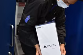 "Ôm hàng" PS5 là một trào lưu khi mẫu console mới nhất củ Sony đang cháy hàng (Ảnh: Business Insider)