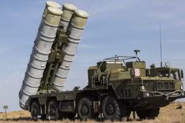 Hệ thống phòng không S-300 của Syria bắn cảnh cáo tiêm kích F-16 của Israel (Ảnh: Military Watch Magazine)