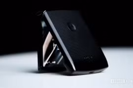 Ảnh: Cuối cùng chiếc điện thoại gập Motorola Razr cũng được ra mắt sau bao ngày chờ đợi (Ảnh: Andorid Authority)