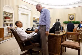 Tổng thống Barack Obama chào đón Phó Tổng thống Joe Biden tại Phòng Bầu dục năm 2011 (Ảnh: Washingtonpost)