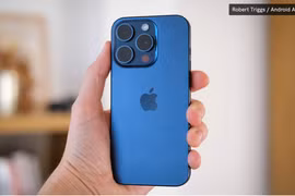 Chuyên gia cho rằng vấn đề quá nhiệt trên iPhone 15 Pro Max đến từ việc Apple giảm trọng lượng điện thoại (Ảnh: Android Authority)