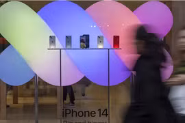 Chuyên gia nhận định: Apple sẽ phải mất nhiều năm để bớt phụ thuộc vào Trung Quốc (Ảnh: CNBC)