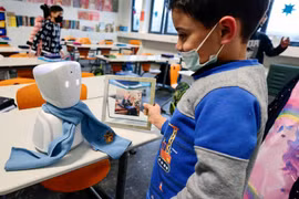Robot độc đáo, có thể tự đi học thay học sinh (Ảnh: Reuters)