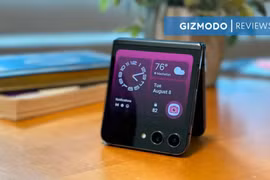 Đánh giá Samsung Galaxy Z Flip 5: Màn hình ngoài tạo nên điểm khác biệt (Ảnh: Gizmodo)