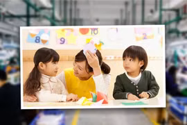 Để giúp nhân viên yên tâm làm việc, ông chủ này đã thuê hẳn cô giáo để trông con giúp họ (Ảnh: SCMP)