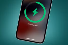 Con chip 'bí ẩn' trên iPhone 15 có thể làm giảm tốc độ sạc đối với các bộ sạc của bên thứ 3 (Ảnh: Tech Radar)
