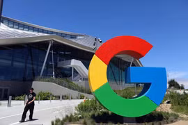 Nhân viên Google biểu tình phản đối việc sa thải, giảm lương (Ảnh: SCMP)