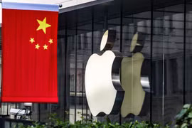 Mặc những rào cản, Apple vẫn chọn Trung Quốc làm "xương sống" trong việc lắp ráp iPhone (Ảnh: CNN)