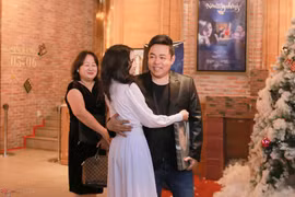 Đàn anh Quang Lê ôm chúc mừng Thúy Huyền ra mắt MV mới, ca khúc được nhạc sĩ Song Ngọc phổ thơ "Hai sắc hoa Ti gôn"
