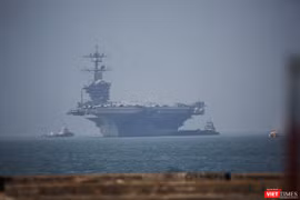 Tàu sân bay USS Carl Vinson (CVN 70) tại vịnh Đà Nẵng