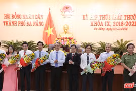 Chiều 19/10, tại Kỳ họp thứ 8 (bất thường) HĐND TP Đà Nẵng khóa IX, nhiệm kỳ 2016-2021, các đại biểu HĐND đã tiến hành bỏ phiếu bầu mới các chức danh chủ chốt của HĐND và HĐND TP Đà Nẵng.