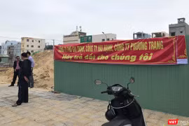 Sự việc khiến người dân căng băng rôn đòi đất và tập trung đông người nhằm gây áp lực để chính quyền và cơ quan chức năng vào cuộc.