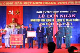 thay mặt lãnh đạo Đảng và Nhà nước, Thủ tướng Chính phủ Nguyễn Xuân Phúc trao danh hiệu "Anh hùng Lực lượng vũ trang nhân dân" cho Ban Tuyên huấn Khu ủy Khu 5.