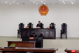 Sáng 16/1, Hội đồng xét xử sơ thẩm vụ án hình sự nhắn tin đe dọa giết người đối với Chủ tịch UBND TP Đà Nẵng Huỳnh Đức Thơ đã quyết định hoãn phiên tòa với lý do bị cáo và luật sư bào chữa vắng mặt.