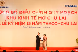 Bà Phan Mỹ Linh-Thứ Trưởng Bộ Xây dựng trao Quyết định phê duyệt điều chỉnh quy hoạch của Thủ tướng Chính phủ đối với Khu kinh tế mở Chu Lai cho UBND tỉnh Quảng Nam