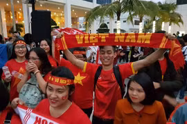 Người dân Đà Nẵng ăn mừng chiến thắng của đội tuyển Việt Nam