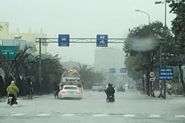 Các phương tiện giao thông chết máy nằm la liệt trên các tuyến đường vì ngập úng. Các công ty cung cấp dịch vụ cứu hộ làm không hết việc.