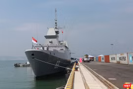 Sáng 26/4, Tàu Hải quân Singapore mang tên RSS INTREPID 69 cùng 150 người trong thủy thủ đoàn đã cập cảng Tiên Sa, chính thức chuyến thăm Đà Nẵng từ ngày 26/4-29/4.