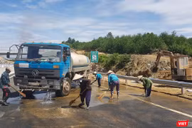 Công nhân đang khẩn trương dọn dẹp vệ sinh mặt đường, hoàn thiện các hạng mục để đưa tuyến cao tốc Đà Nẵng-Quảng Ngãi thông xe vào ngày 2/9 tới