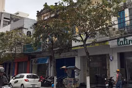 Ngôi nhà màu vàng (thứ hai từ phải) ông Hồ Ánh nhận ủy quyền để sử dụng - Ảnh: PV