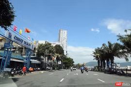 Hiệu lực thu phí đậu đỗ xe trên tuyến đường Bạch Đằng chính thức có hiệu lực từ hôm nay