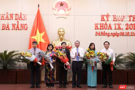 Bí thư Thành ủy Đà Nẵng Trương Quang Nghĩa chúc mừng các cá nhân được đại biểu HĐND bầu vào các vị trú chủ chốt của HĐND và TP