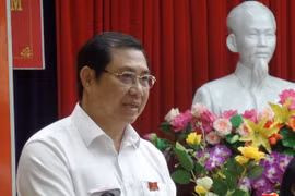 Ông Huỳnh Đức Thơ, Chủ tịch UBND TP Đà Nẵng trả lời ý kiến cử tri trong khuôn khổsự kiện tiếp xúc cử tri, báo cáo kết quả Kỳ họp thứ 9 HĐND TP khóa 9 (nhiệm kỳ 2016-2021) với cử tri quận Thanh Khê.