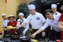 Mặc dù là lần đầu tiên được trải nghiệm và thưởng thức các món ăn này nhưng hầu hết các thủy thủ đều tỏ ra hứng thú và thích thú với cách chế biến cũng như khẩu vị của các món ăn.