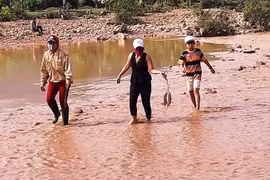 Vỡ hồ chứa khiến lượng lớn bùn non và nước thải xử lý vàng chạy xuống sông. ảnh MT-ĐT