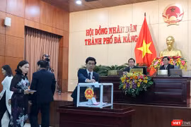 Sáng 17/12, ngày làm việc thứ 2 kỳ họp thứ 9 HĐND TP Đà Nẵng đã tiến hành lấy phiếu tín nhiệm đối với 24 người giữ các chức danh do HĐND bầu