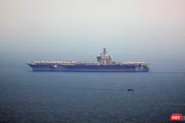Tàu sân bay Mỹ USS Carl Vinson (CVN 70) trên Vịnh Đà Nẵng