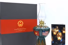 Chiếc đèn độc bản được Thủ tướng Nguyễn Xuân Phúc mang đến Mỹ tặng Tổng thống Donald Trump. Ảnh Vnexpress
