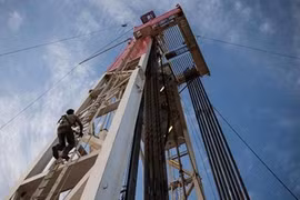 Giá dầu tăng ngay sau tin đồn Arab Saudi đề xuất giảm sản lượng