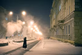 Norilsk có vẻ cách biệt hơn cả so với các thành phố vùng cực khác khi không có bất cứ liên kết nào với đất liền. Phương tiện gần như duy nhất để đến đây là máy bay bởi đường biển, đường sông chỉ có thể sử dụng tùy điều kiện cho phép